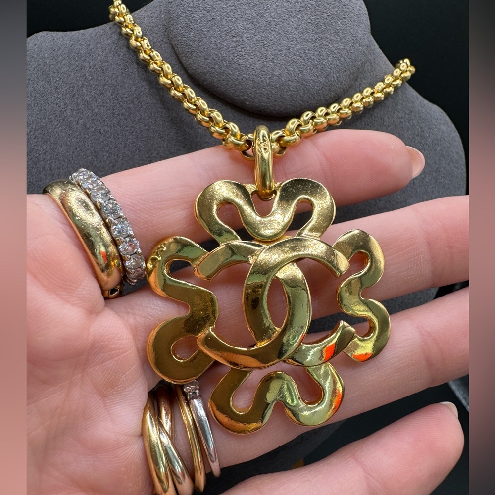 ❗️FINAL PRICE❗️LOT 814 24K gold plated Chanel vintage necklace with CC pendant - Picture 3 of 9